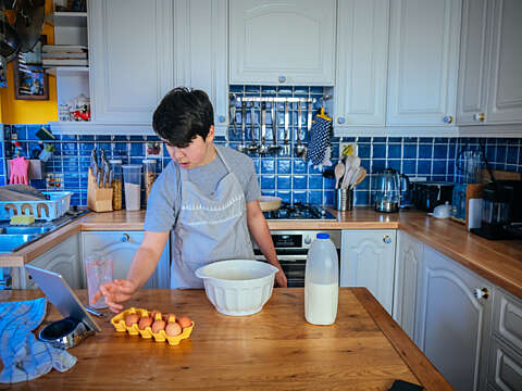 Teenager cooking 1200520633 727x484