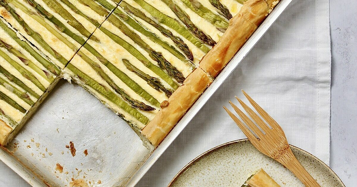 FabFlour | Leek and asparagus traybake tart recipe