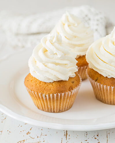 Vanilla cupcakes on white wood background 525969168 1258x838